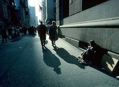 Un indigente en la Quinta Avenida de Nueva York, en una imagen de archivo.