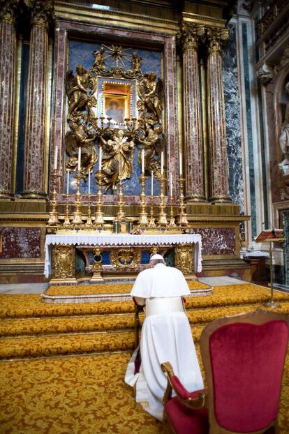 El nuevo papa, Francisco, ha hecho su ofrenda floral y ha rezado en la basílica de Santa María de Roma.