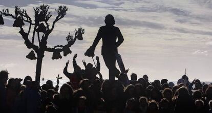 Homenaje de los escolares de Cadaqués a Dalí, el 23 de enero, coincidiendo con el 25 aniversario de su muerte.