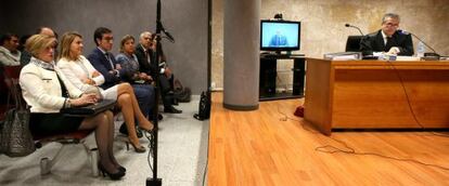 Cospedal sigue la comparecencia de Luis Bárcenas, que declara por videconferencia desde la cárcel