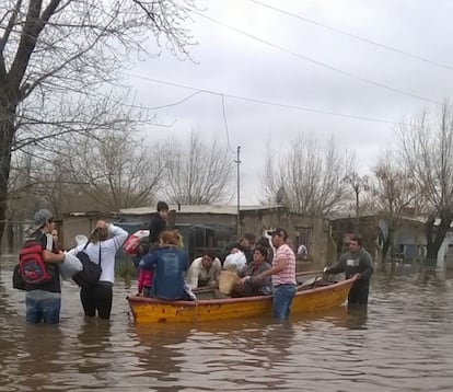Foto tomada por un vecino de la localidad de Campana, a 70 kilómetros de Buenos Aires. Miles de argentinos tienen sus casas inundadas después de tres días de intensas lluvias. En las últimas 72 horas ha caído tanta agua en ciertas zonas de la provincia de Buenos Aires como lo que es habitual en un periodo de tres meses.