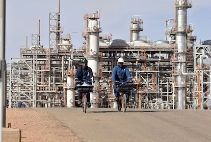Cezayir'e 40 kilometre uzaklıktaki akaryakıt tesisi.