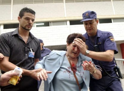 Una mujer es auxiliada tras desplomarse una torre de televisión en el mitin del PSOE en Murcia.