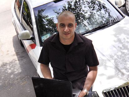 Daniel Díaz, con el portátil con el que escribe desde su taxi.