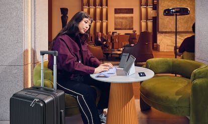Chica utilizando el Logitech Mobi Fold