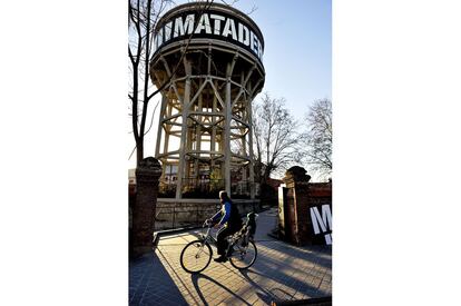 La torre del centro cultural Matadero Madrid (con gráfica de Óscar Mariné).