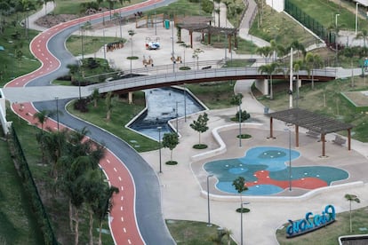 A Vila foi incluída na parceria público-privada que tornou viável grande parte do Parque Olímpico e, desta forma, não contou com aporte de verba pública. Na imagem, um dos parques da Vila.