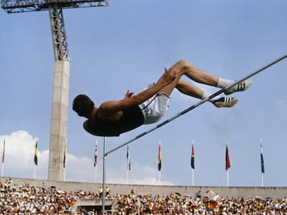 Dick Fosbury supera el listón en el salto que le da el oro en México 68.
