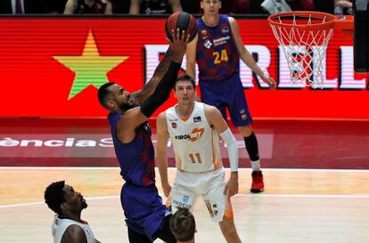 Hanga anota, ante la mirada de Janning en el Barça-Baskonia.