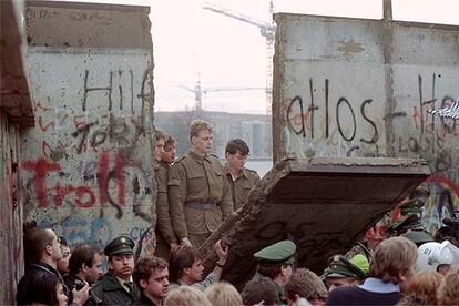 Caída del muro de Berlín, en la puerta de Brandeburgo (noviembre, 1989).