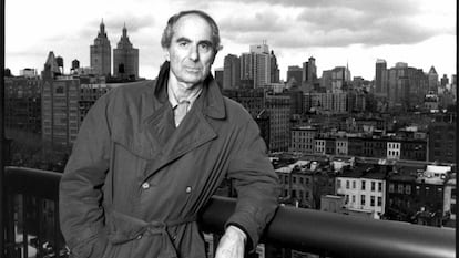 Roth posa con la ciudad de Nueva York de fondo.