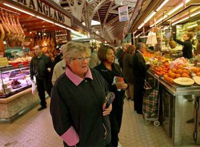 Los clientes acudieron al Mercado Central de Valencia para reponer existencias tras las Fallas.