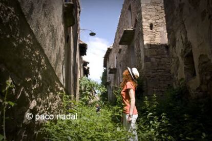 Peregrina en Ruesta, pueblo abandonado en 1959 por la construcción del embalse de Yesa