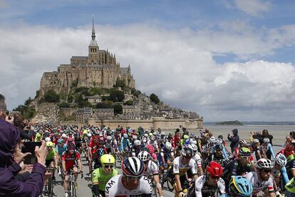 El pelotón inicia sus primeras pedaladas de los 188 kilómetros que recorren en el primer día de la etapa.