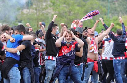 Seguidores del Atlético en Valladolid celebran el gol de Luis Suárez que supone la conquista del campeonato.