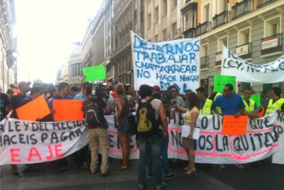 Unos 200 chatarreros se manifiestan contra la ley de residuos.