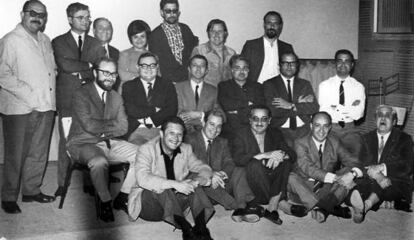 La Colla Tirant lo Blanc a Madrid l&#039;any 1969. Hi ha Vicent Ventura, Juan Moll&agrave;, Fernando Romeu, Juan Genov&eacute;s, Llu&iacute;s Carandell, Josep Meli&agrave;, Francesc Burguera, Juli&agrave; Garcia Candau, Josep Carles Clemente, Joan Fuster, Manuel Vicent i Gon&ccedil;al Castell&oacute;. Ricard Blasco, assegut, &eacute;s el segon de la primera fila per l&#039;esquerra, al costat de Fuster.