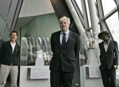 El alcalde de Londres, Boris Johnson, con Antony Gormley (izquierda) y Yinka Shonibare (derecha).
