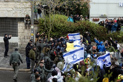 La policía repele a los manifestantes durante una protesta contra el gobierno israelí y el primer ministro, Benjamín Netanyahu, exigiendo la liberación de todos los rehenes de Gaza, cerca de la residencia del primer ministro en Jerusalén.