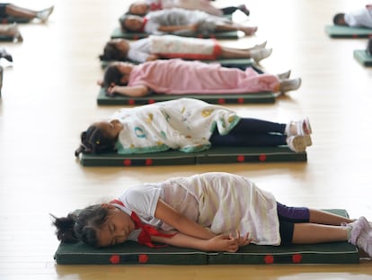 WUHAN, CHINA - SEPTEMBER 01 2021: Students sleep on foldable mattresses in a gym during the noon break at a primary school in Wuhan in central China&#039;s Hubei province Wednesday, Sept. 01, 2021. (Photo credit should read Feature China/Barcroft Media via Getty Images)