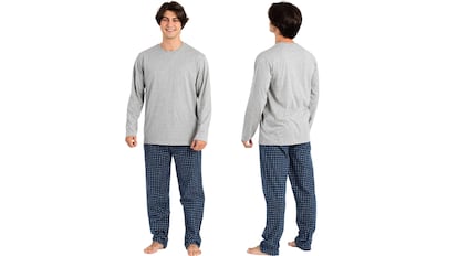 Este modelo de pijama masculino con forro polar está confeccionado en un tejido tan suave como la franela.