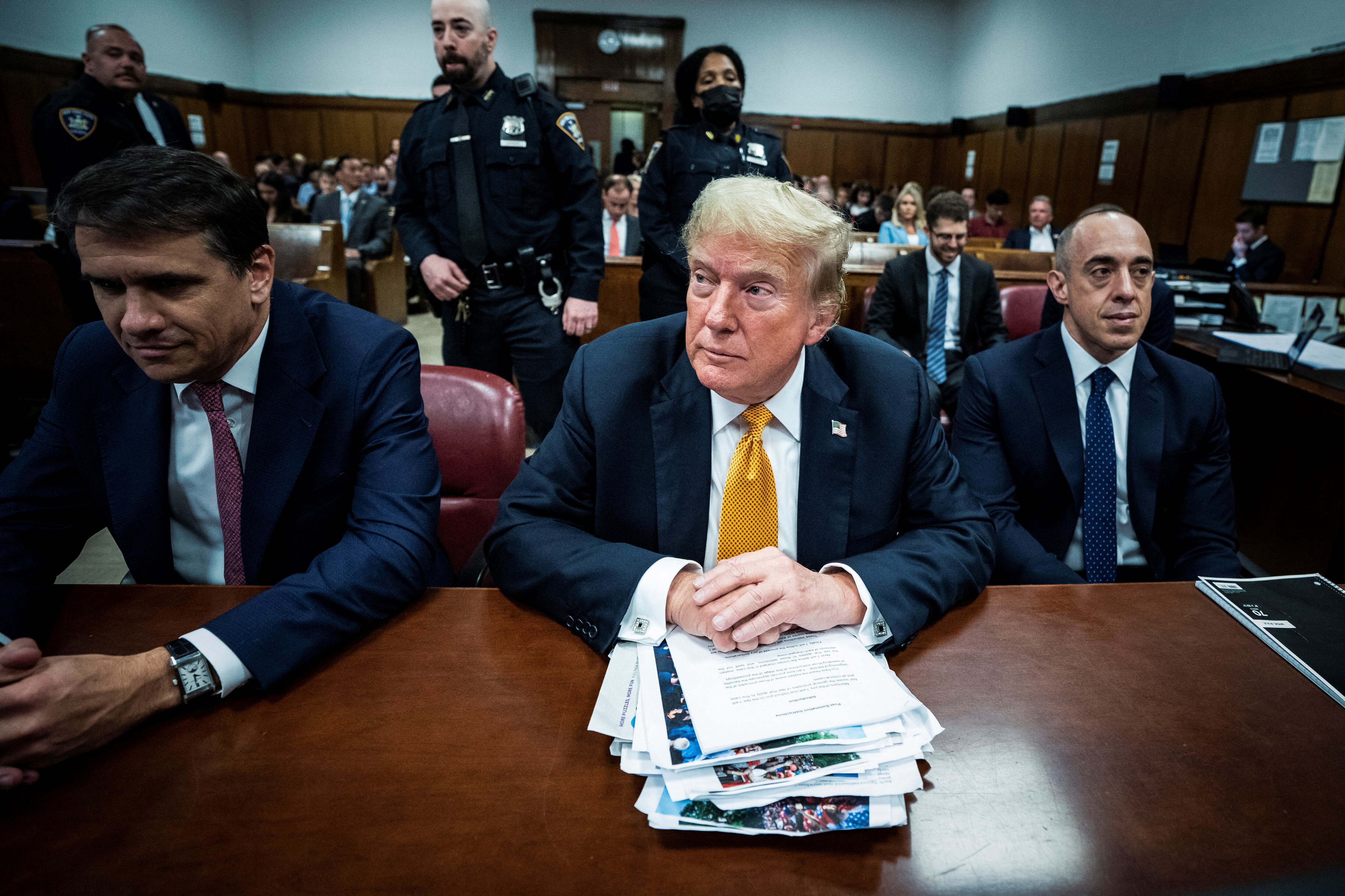 Donald Trump, flanqueado por los abogados Todd Blanche y Emil Bove, durante el juicio penal en Nueva York, el pasado 29 de mayo. 