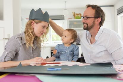 Unos padres muy felices haciendo los 'deberes' de su bebé. / GETTY