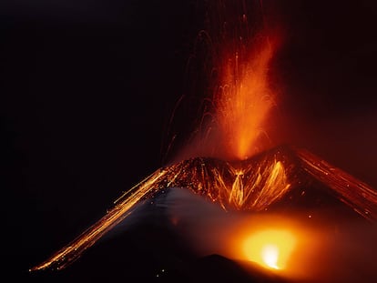 La erupción del volcan de Cumbre Viajea visto desde la montaña de Triana, el 13 de noviembre.