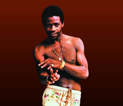 Cinco minutos. Eso es lo que le llevó a Al Green escribir ‘Let’s stay together’. Hubiesen sido los cinco minutos más rentables de la historia si no llega a ser porque la grabación posterior fue un infierno: la canción se tuvo que registrar hasta 100 veces porque el productor, Willie Mitchell, y el cantante no se ponían de acuerdo. Cuando quedó definitivamente grabada, Green sentenció: “Esto no puede ser un éxito”. Pero lo fue, y mucho. Aquí el componente sexi no es tanto la letra de rendido amor como esa lasciva forma de cantar, suave, a veces susurrante, con un húmedo falseto. Circunstancias que no se le pasaron por alto al melómano Barack Obama, que entonó un pasaje del tema en una comparecencia en el Apollo de Harlem en 2012. Pincha <a href="https://www.youtube.com/watch?v=COiIC3A0ROM"_blank">aquí</a> para escuchar 'Let’s stay together' .