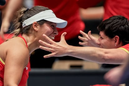 Jessica Bouzas y Carla Suárez celebran el punto de la victoria en Ostrava.