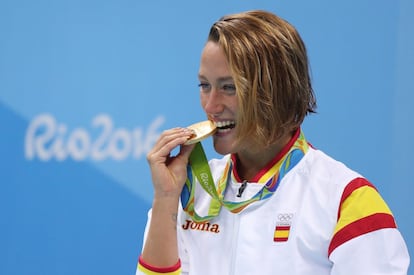 Mireia Belmonte celebra tras ganar la medalla de oro en la prueba final femenina de 200m mariposa de natación.


