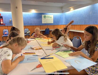 Participantes del programa Temps per Cures en una actividad en Lloret de Mar durante el verano.