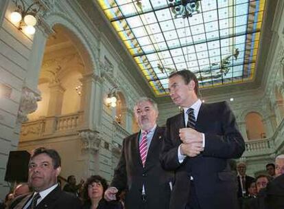 El presidente Zapatero y el fiscal Conde-Pumpido, ayer en la cumbre de fiscales en Madrid.