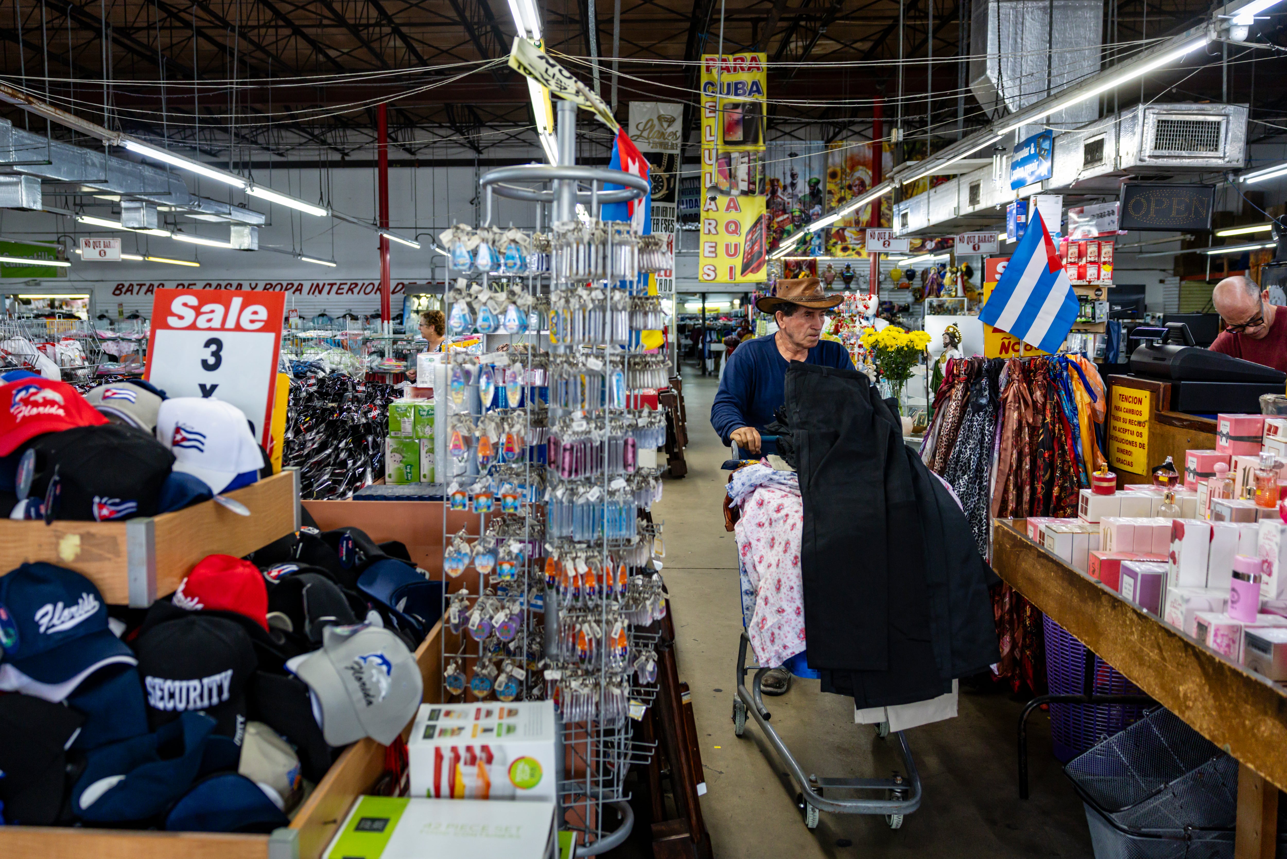 Gregorio Álvarez compra en la tienda Ñooo Qué Barato.