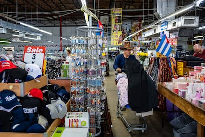 Gregorio Álvarez compra en la tienda Ñooo Qué Barato.