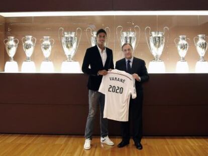 Varane, con Florentino Pérez. 