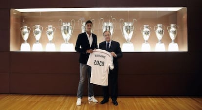 Varane, con Florentino Pérez.