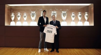 Varane, con Florentino Pérez. 