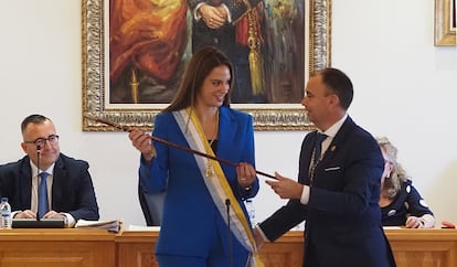 Milagros Romero recibe el bastón de mando el pasado 4 de octubre. 