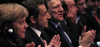 Nicolas Sarkozy, entre Angela Merkel y el presidente de la Comisión Europea, Jose Manuel Barroso