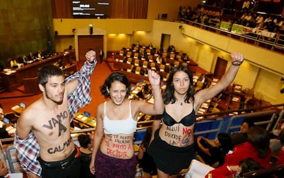 Manifestantes pro aborto en el Congreso de Chile.