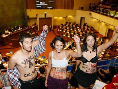 Manifestantes pró-aborto no Congresso do Chile.