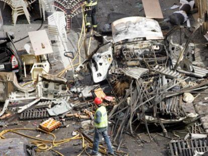 Estado en que qued&oacute; la furgoneta de la Pirotecnia Quilis tras el accidente ocurrido el 16 de marzo de 2007 en la calle Azc&aacute;rraga.  