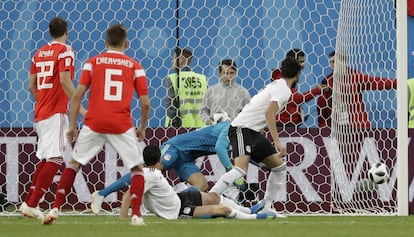 Ahmed Fathi desvía el balón hacia su propia portería para poner el uno a cero en el marcador.