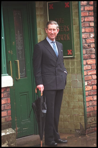 Carlos de Inglaterra, en el año 2000, luciendo uno de sus ¿célebres? trajes grises.