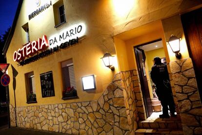 Policías registran este miércoles el interior de un restaurante italiano en Pulheim, Alemania.