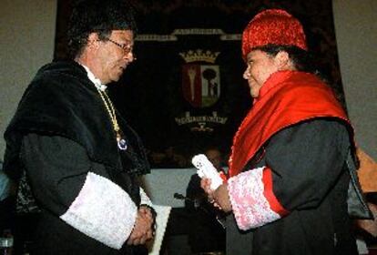 Rigoberta Menchú, ayer, tras ser investida doctora honoris causa, junto a Raúl Villar, rector de la universidad.