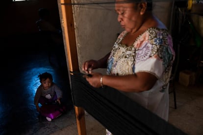 Enedina Canul trabaja haciendo hamacas en el telar mientras cuida de su nieta. Tarda una semana en terminar cada hamaca que luego vende a 80 euros a un intermediario. Ella fue quien convenció al resto de Amazonas a crear el equipo.