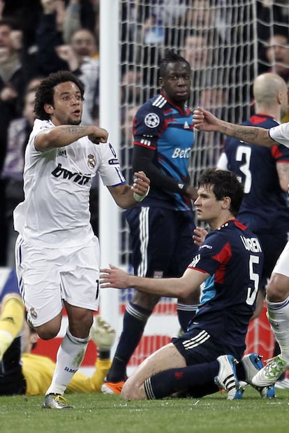 Marcelo celebra el primer gol del Madrid ante la desolación de Lovren y Cissokho.