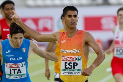 El atleta español Mohamed Attaoui gana los 800m masculinos en el Europeo de Atletismo. 